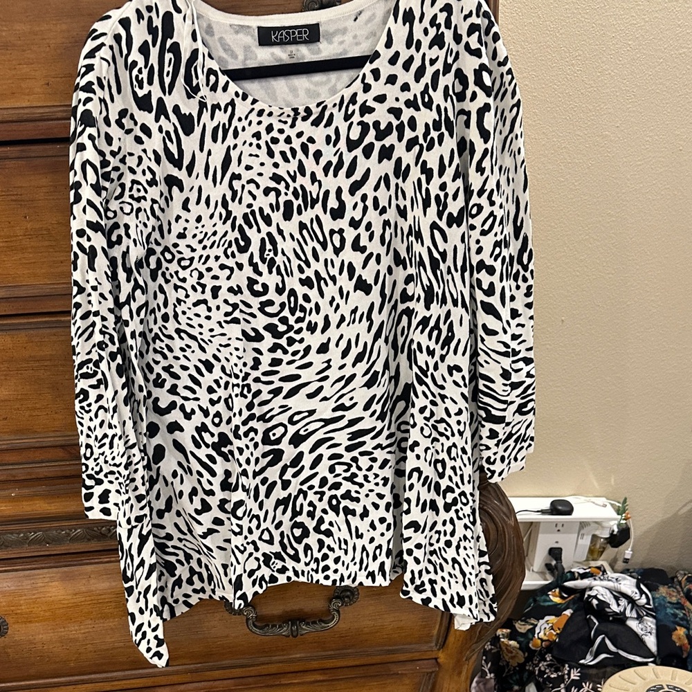 Kasper Black and White Patterned Blouse